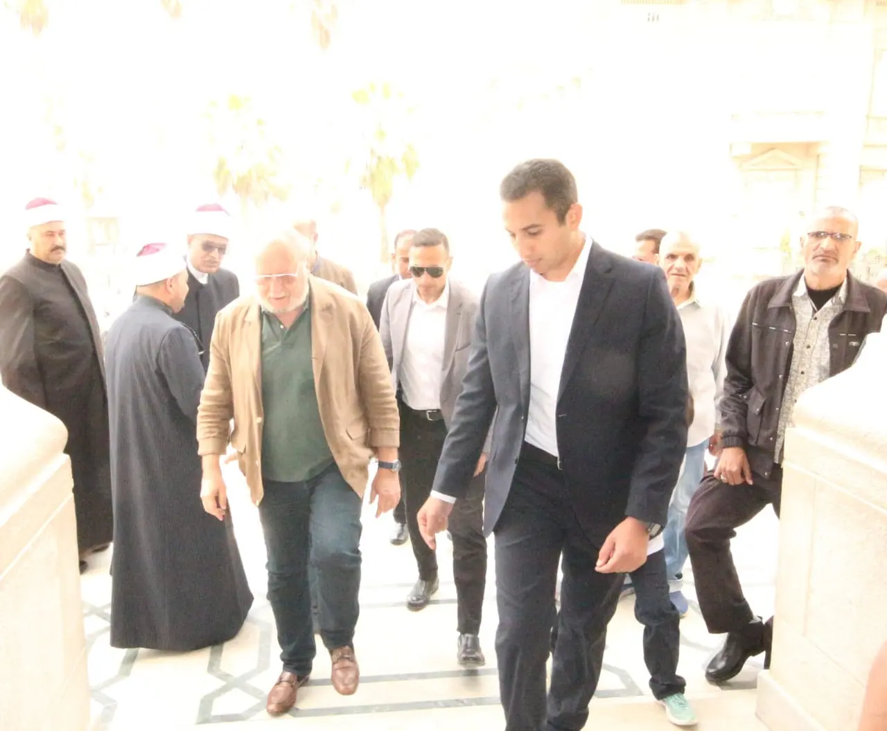 بالصور.. الملك أحمد فؤاد الثاني يؤدي صلاة الجمعة بمسجد القائد إبراهيم في الإسكندرية - 1000617399