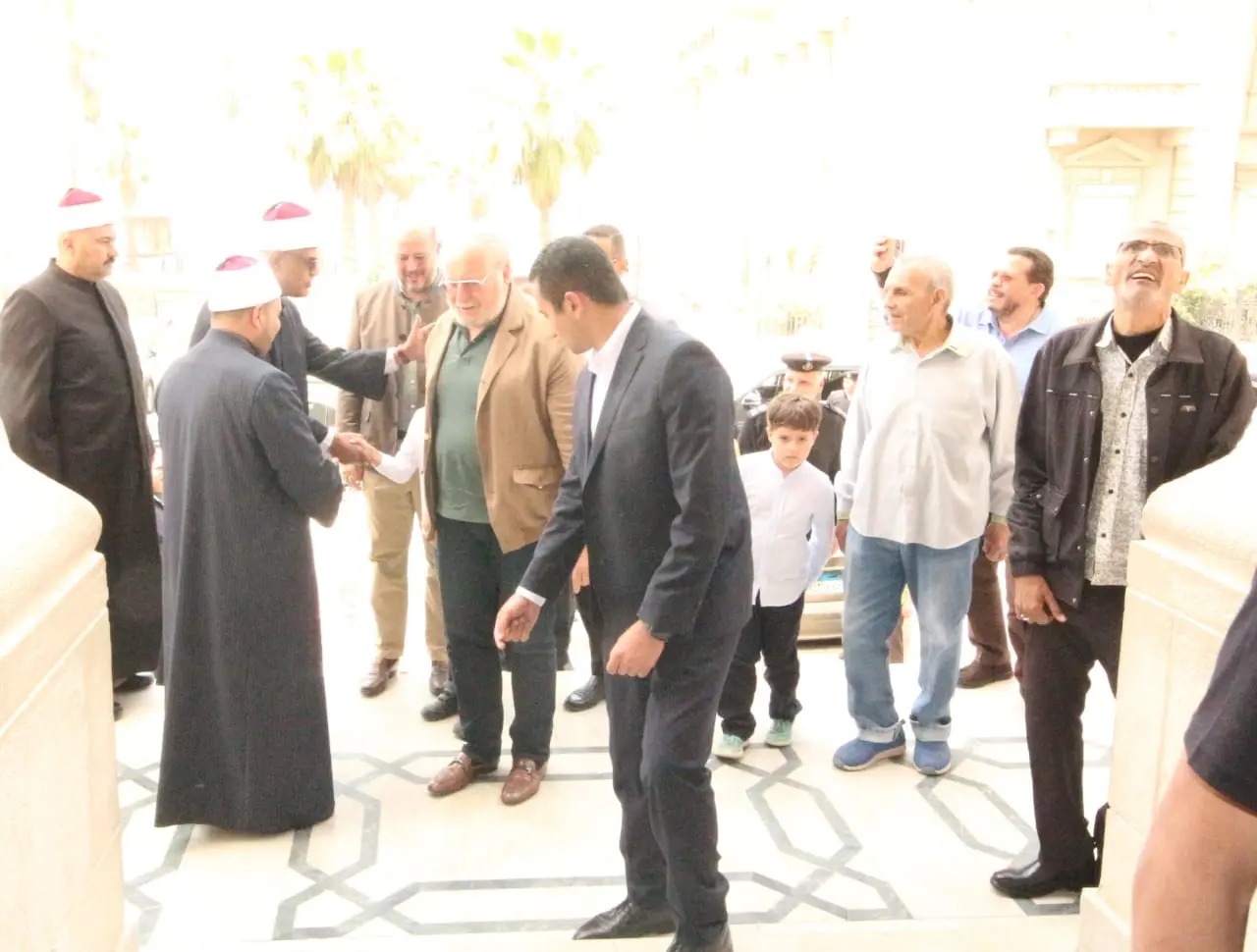 بالصور.. الملك أحمد فؤاد الثاني يؤدي صلاة الجمعة بمسجد القائد إبراهيم في الإسكندرية - 1000617400