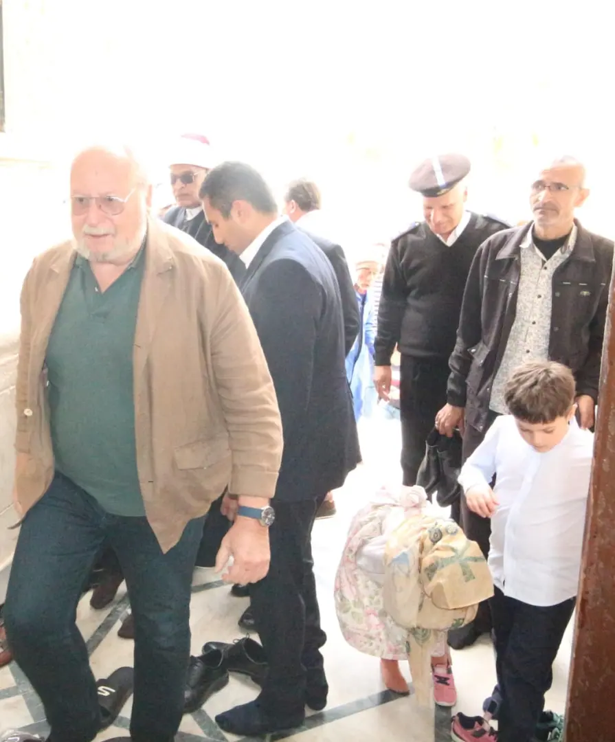 بالصور.. الملك أحمد فؤاد الثاني يؤدي صلاة الجمعة بمسجد القائد إبراهيم في الإسكندرية - 1000617401