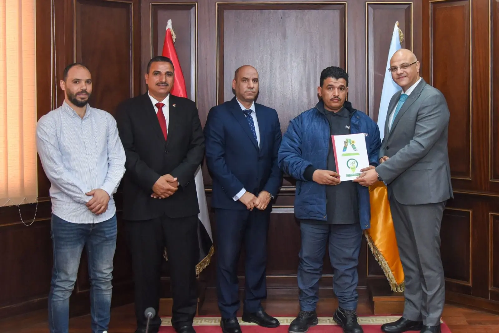وزير العمل ومحافظ الإسكندرية يسلمان عقودًا لذوي الهمم لدمجهم في سوق العمل - 1000618244
