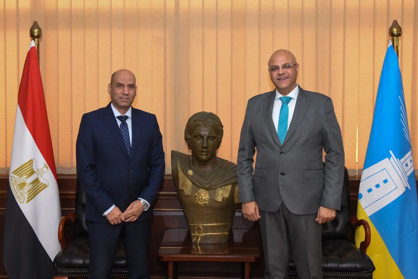 وزير العمل ومحافظ الإسكندرية يسلمان عقودًا لذوي الهمم لدمجهم في سوق العمل