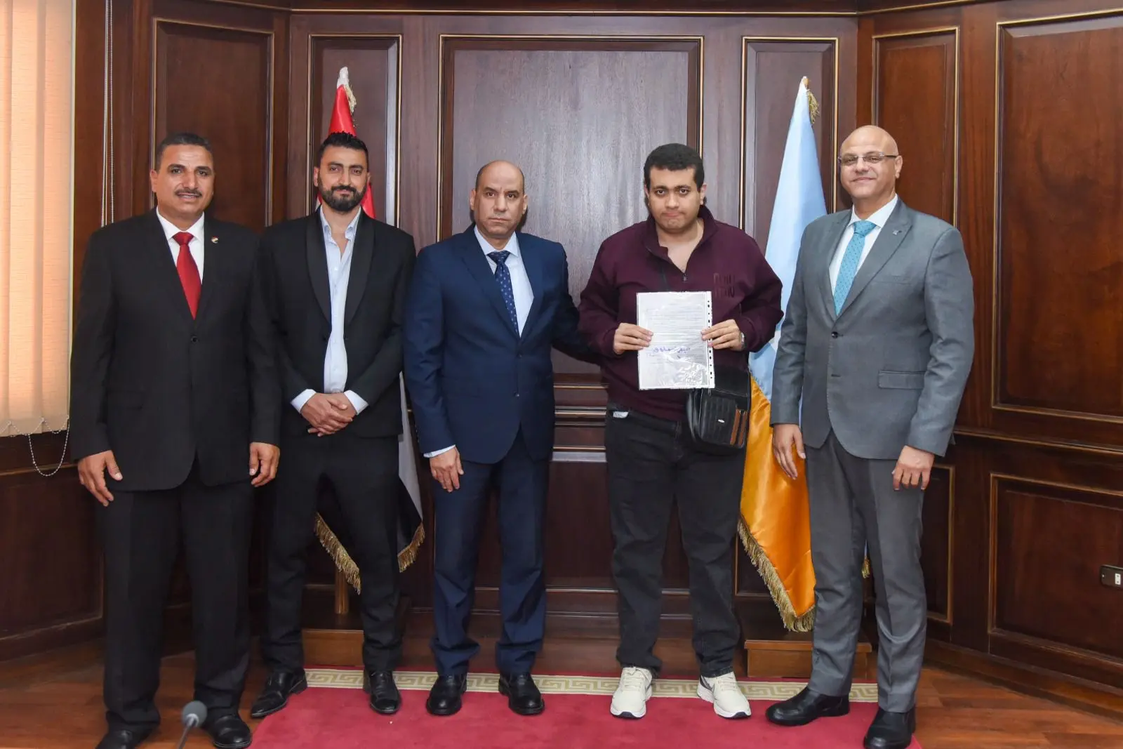 وزير العمل ومحافظ الإسكندرية يسلمان عقودًا لذوي الهمم لدمجهم في سوق العمل - 1000618253