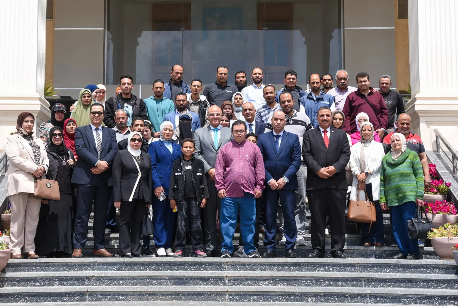 وزير العمل ومحافظ الإسكندرية يسلمان عقودًا لذوي الهمم لدمجهم في سوق العمل - 1000618256