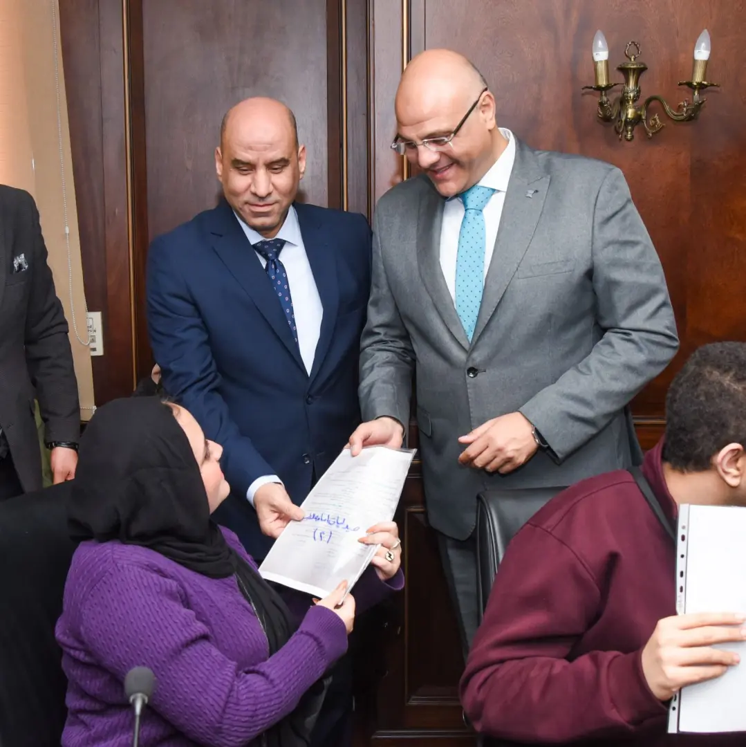 وزير العمل ومحافظ الإسكندرية يسلمان عقودًا لذوي الهمم لدمجهم في سوق العمل - 1000618268