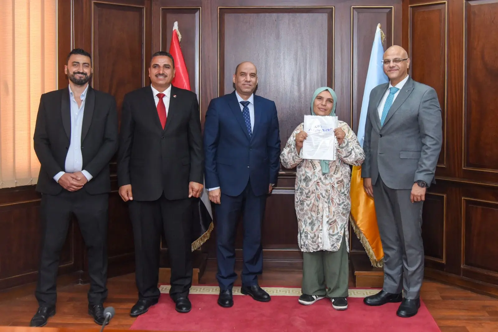 وزير العمل ومحافظ الإسكندرية يسلمان عقودًا لذوي الهمم لدمجهم في سوق العمل - 1000618271