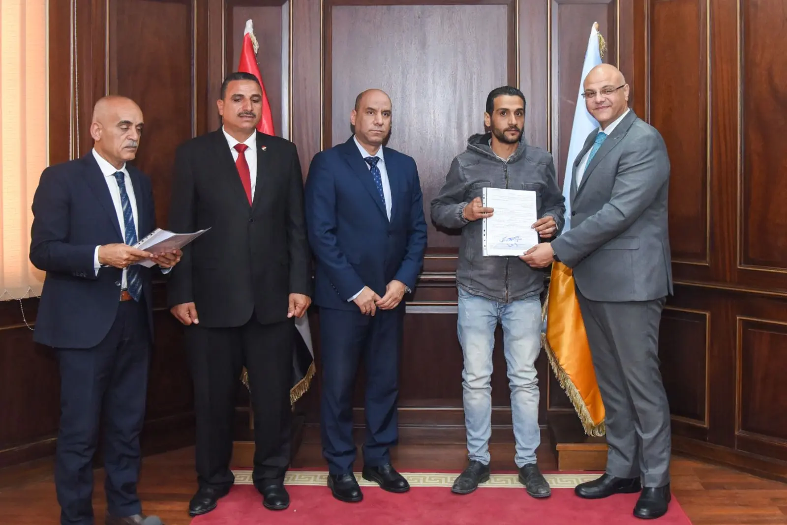 وزير العمل ومحافظ الإسكندرية يسلمان عقودًا لذوي الهمم لدمجهم في سوق العمل - 1000618274