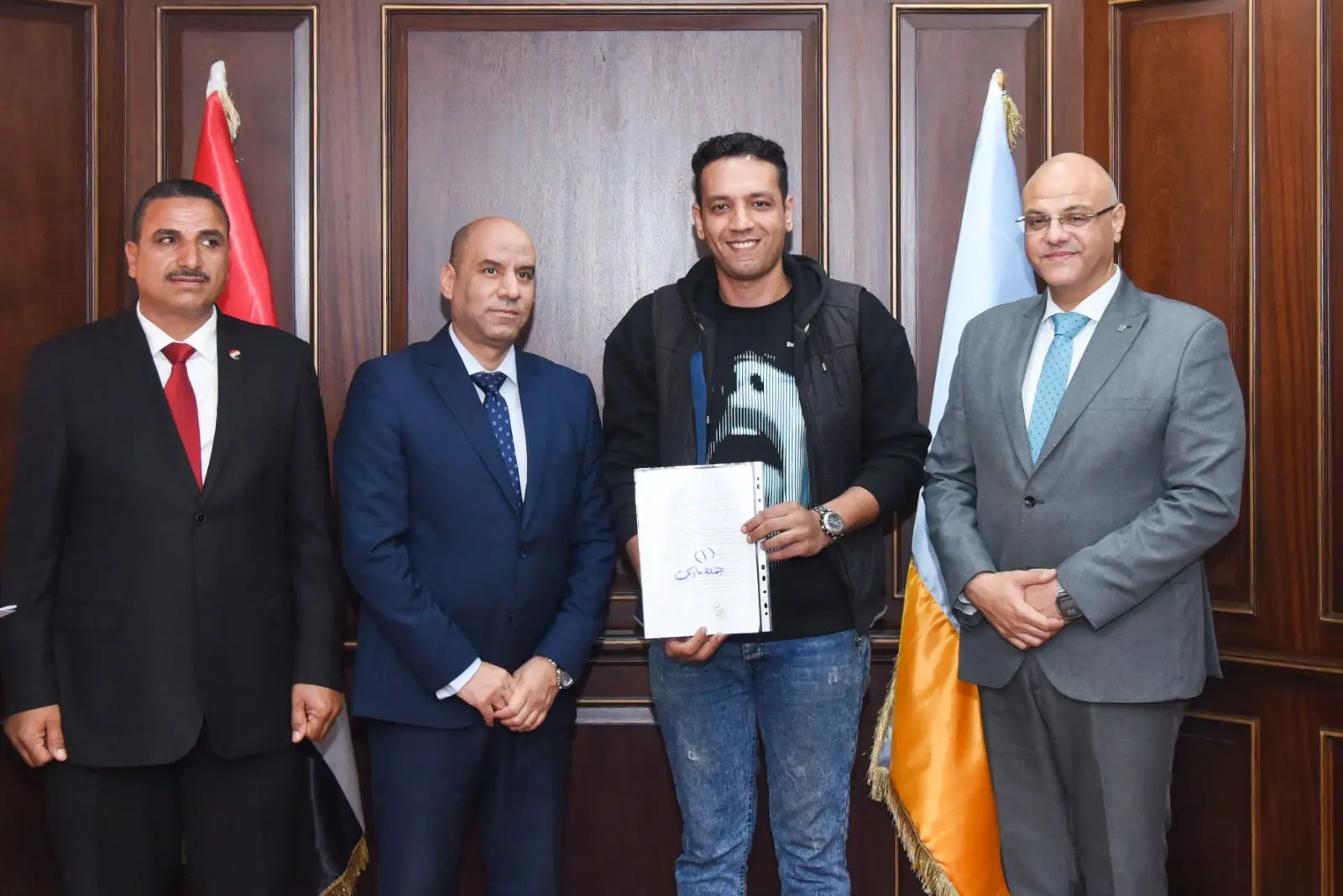 وزير العمل ومحافظ الإسكندرية يسلمان عقودًا لذوي الهمم لدمجهم في سوق العمل - 1000618277