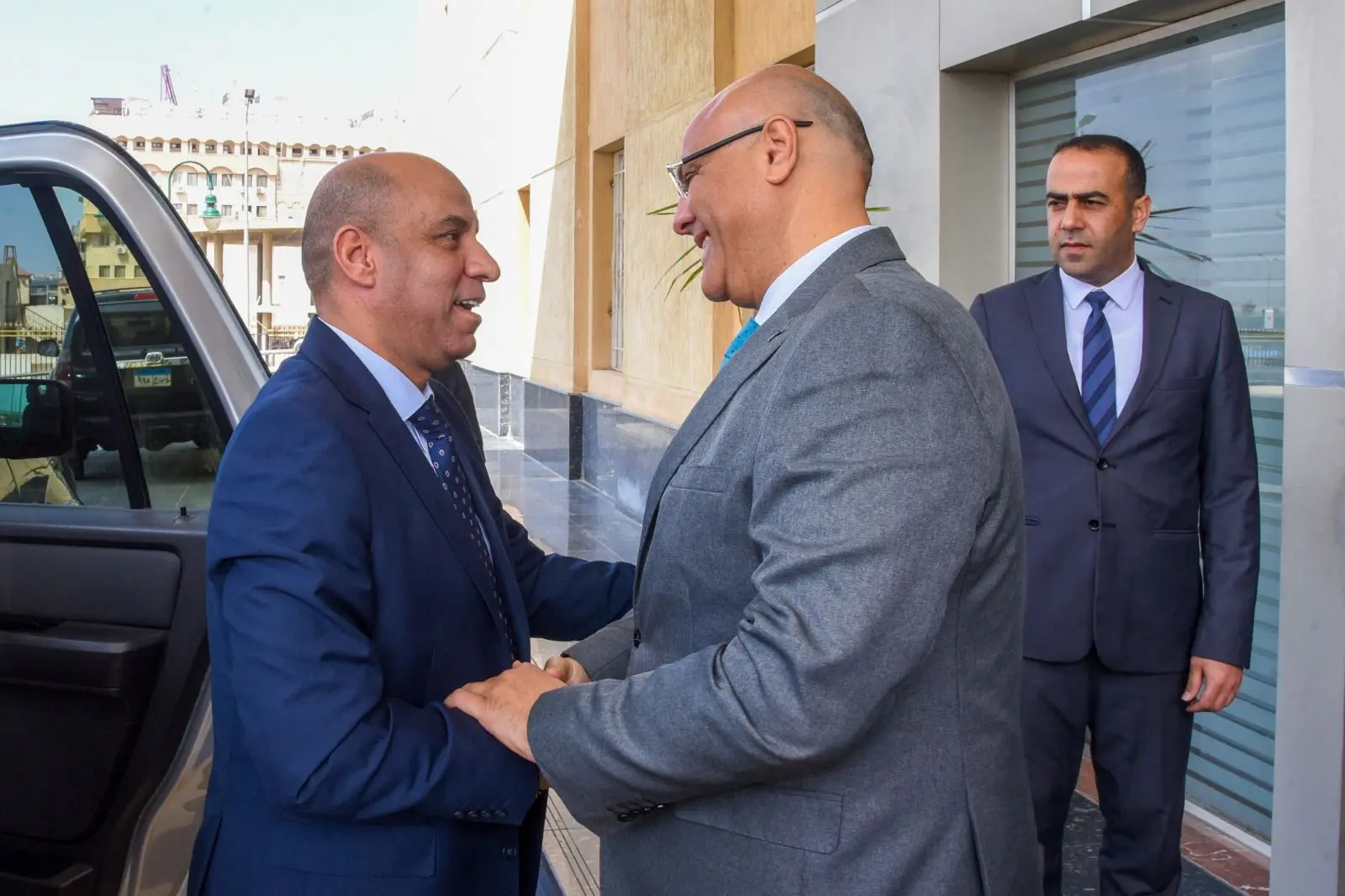 وزير العمل ومحافظ الإسكندرية يسلمان عقودًا لذوي الهمم لدمجهم في سوق العمل - 1000618280