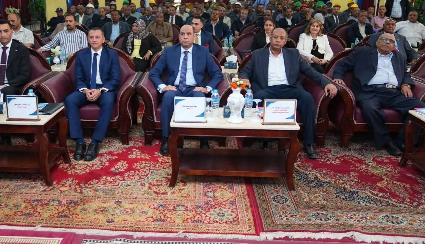 وزير العمل وسط عمال "السبائك الحديدية" بأسوان: القيادة السياسية حريصة على مصالحكم - 1000618654