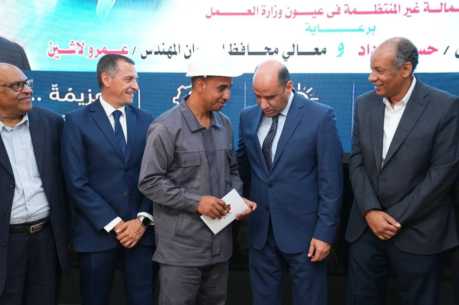 وزير العمل وسط عمال "السبائك الحديدية" بأسوان: القيادة السياسية حريصة على مصالحكم - 1000618655
