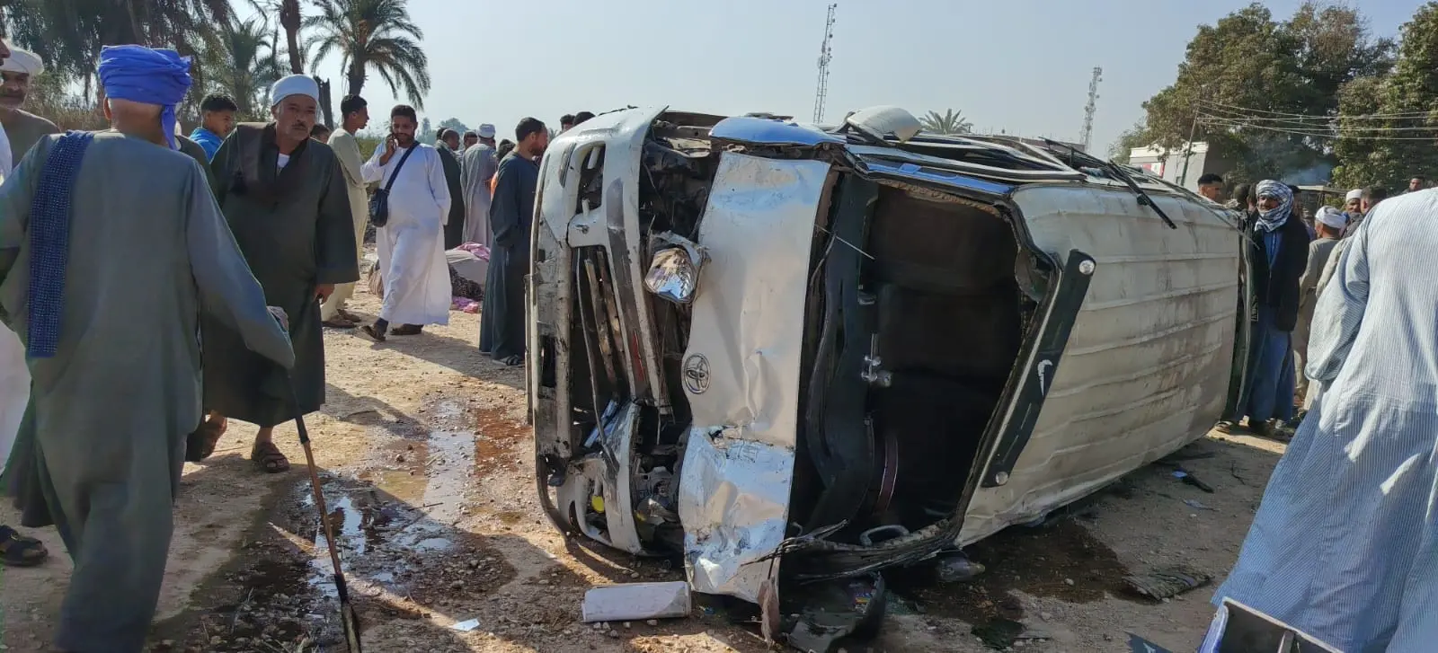 مصرع شخصين وإصابة 12 آخرين في حادث تصادم مروع بمركز منفلوط في أسيوط - 1000620284