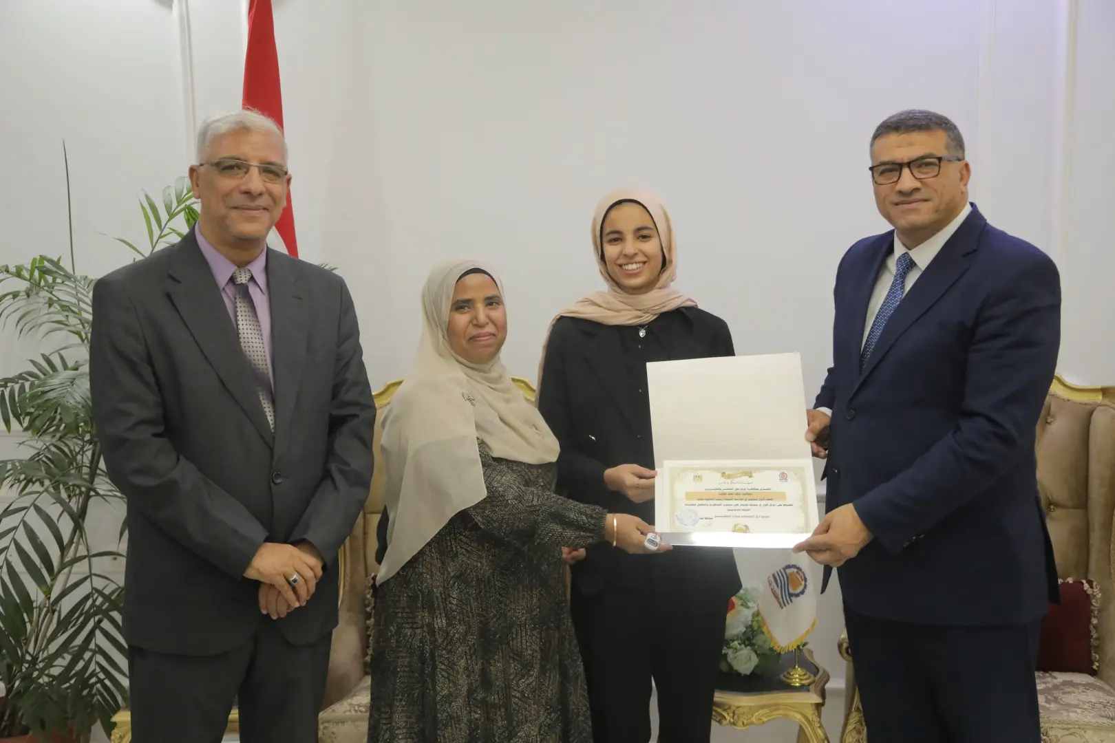 محافظ قنا يكرم أوائل مسابقة كوديفر والمتأهلين للمسابقة الدولية بإندونيسيا - 1000620363