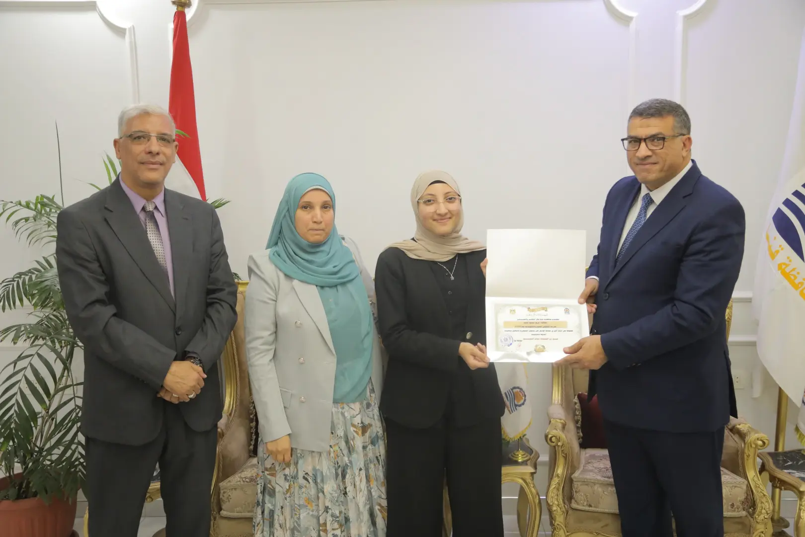 محافظ قنا يكرم أوائل مسابقة كوديفر والمتأهلين للمسابقة الدولية بإندونيسيا - 1000620364