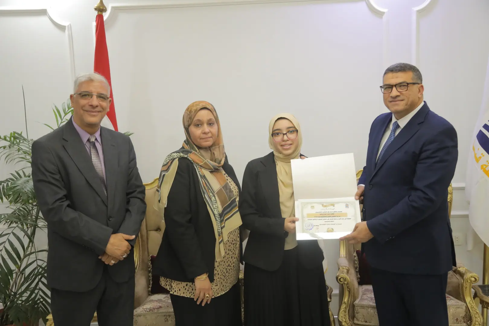 محافظ قنا يكرم أوائل مسابقة كوديفر والمتأهلين للمسابقة الدولية بإندونيسيا - 1000620365