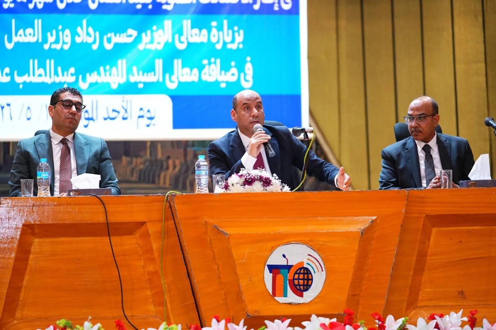 وزير العمل يسلم ماكينات خياطة لخريجات التدريب المهني بالأقصر لدعم المشروعات الصغيرة - 1000621079