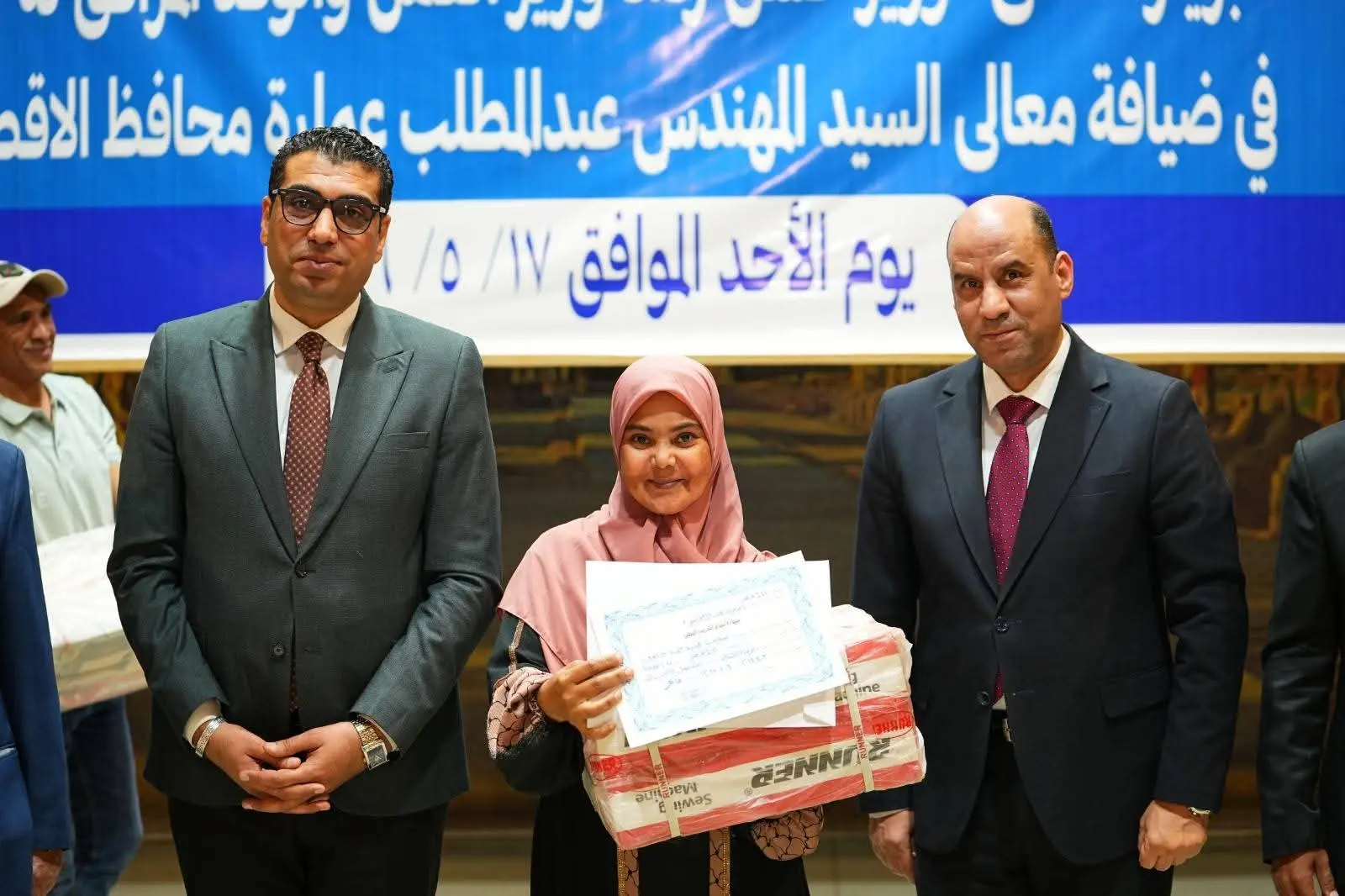 وزير العمل يسلم ماكينات خياطة لخريجات التدريب المهني بالأقصر لدعم المشروعات الصغيرة