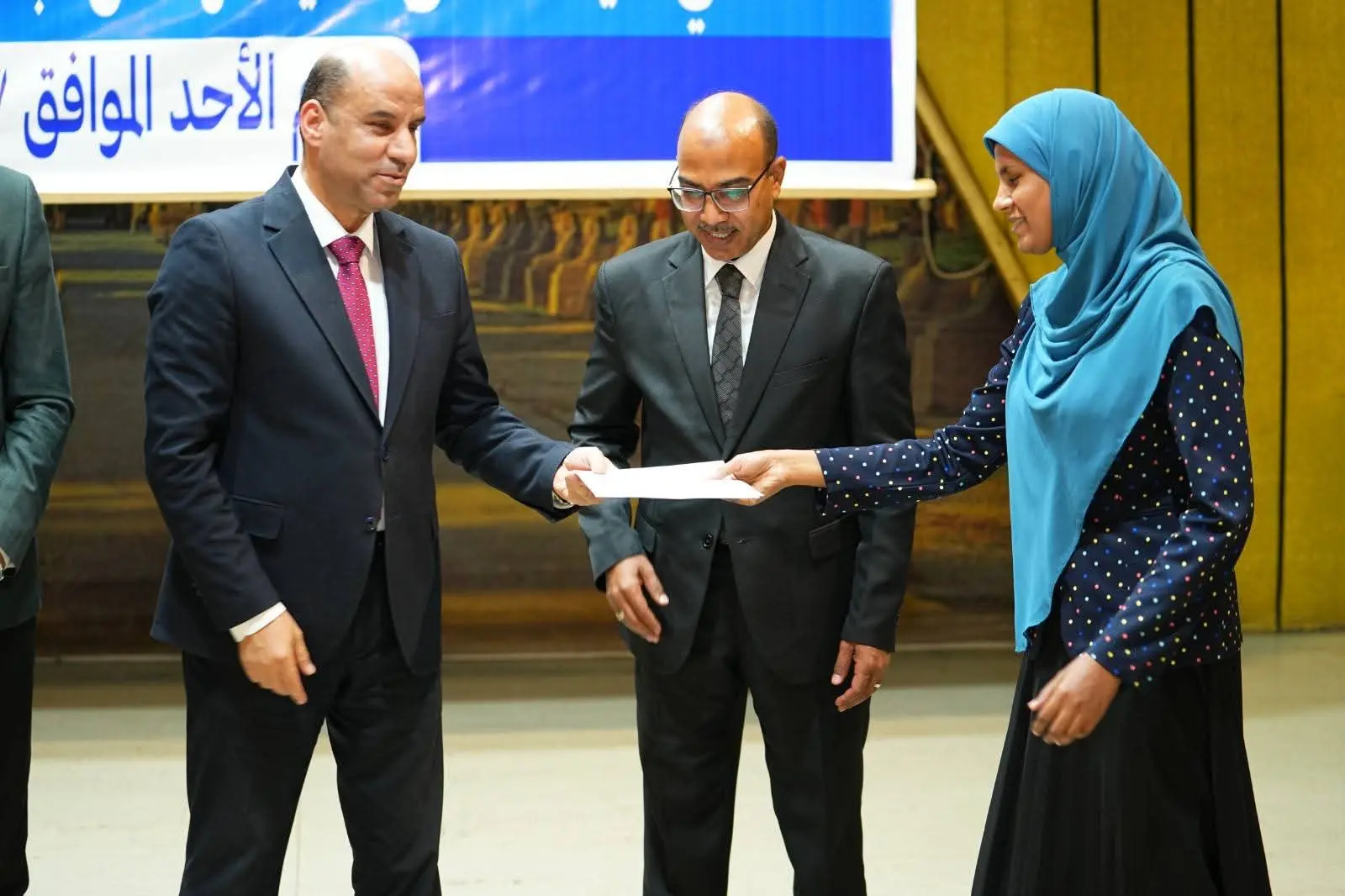 وزير العمل يسلم ماكينات خياطة لخريجات التدريب المهني بالأقصر لدعم المشروعات الصغيرة - 1000621083