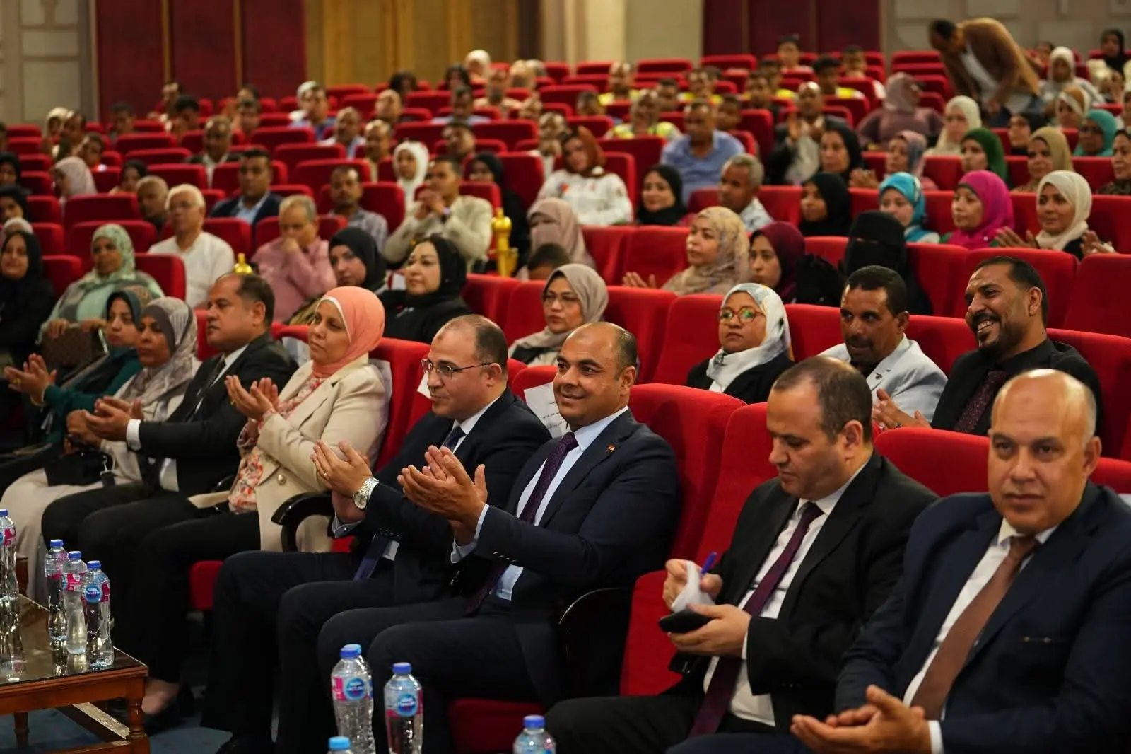 وزير العمل يسلم ماكينات خياطة لخريجات التدريب المهني بالأقصر لدعم المشروعات الصغيرة - 1000621084