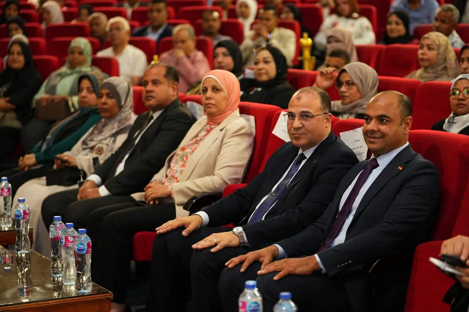 وزير العمل يسلم ماكينات خياطة لخريجات التدريب المهني بالأقصر لدعم المشروعات الصغيرة - 1000621085