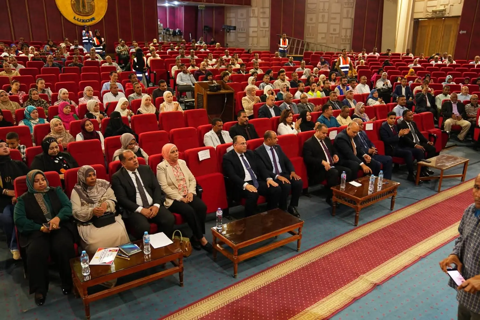 وزير العمل يسلم ماكينات خياطة لخريجات التدريب المهني بالأقصر لدعم المشروعات الصغيرة - 1000621086