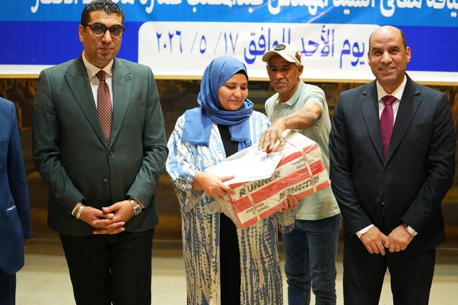 وزير العمل يسلم ماكينات خياطة لخريجات التدريب المهني بالأقصر لدعم المشروعات الصغيرة - 1000621087