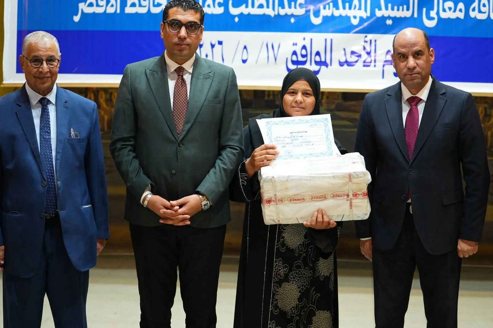 وزير العمل يسلم ماكينات خياطة لخريجات التدريب المهني بالأقصر لدعم المشروعات الصغيرة - 1000621090
