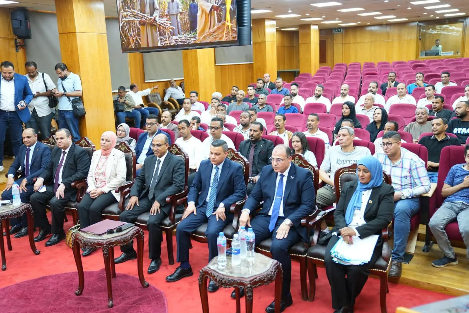 وزير العمل ومحافظ الأقصر يبحثان تعزيز التعاون في التدريب والتشغيل.. وتسليم عقود عمل للشباب وذوي الهمم - 1000621110