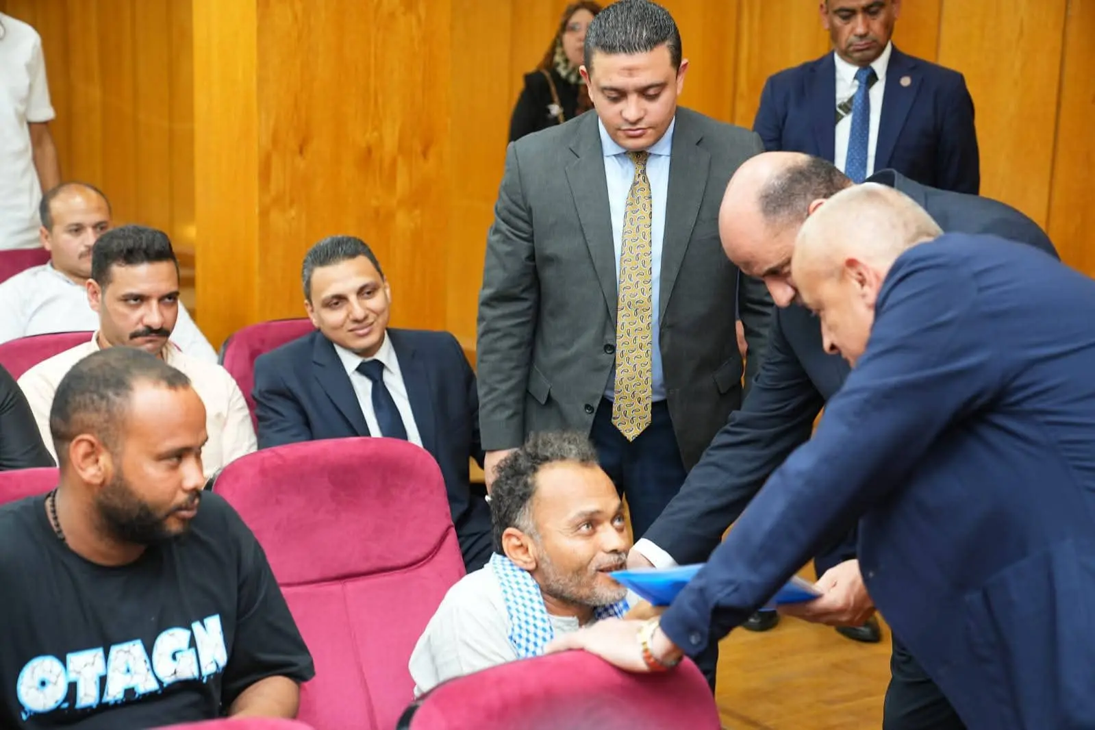 وزير العمل ومحافظ الأقصر يبحثان تعزيز التعاون في التدريب والتشغيل.. وتسليم عقود عمل للشباب وذوي الهمم - 1000621113