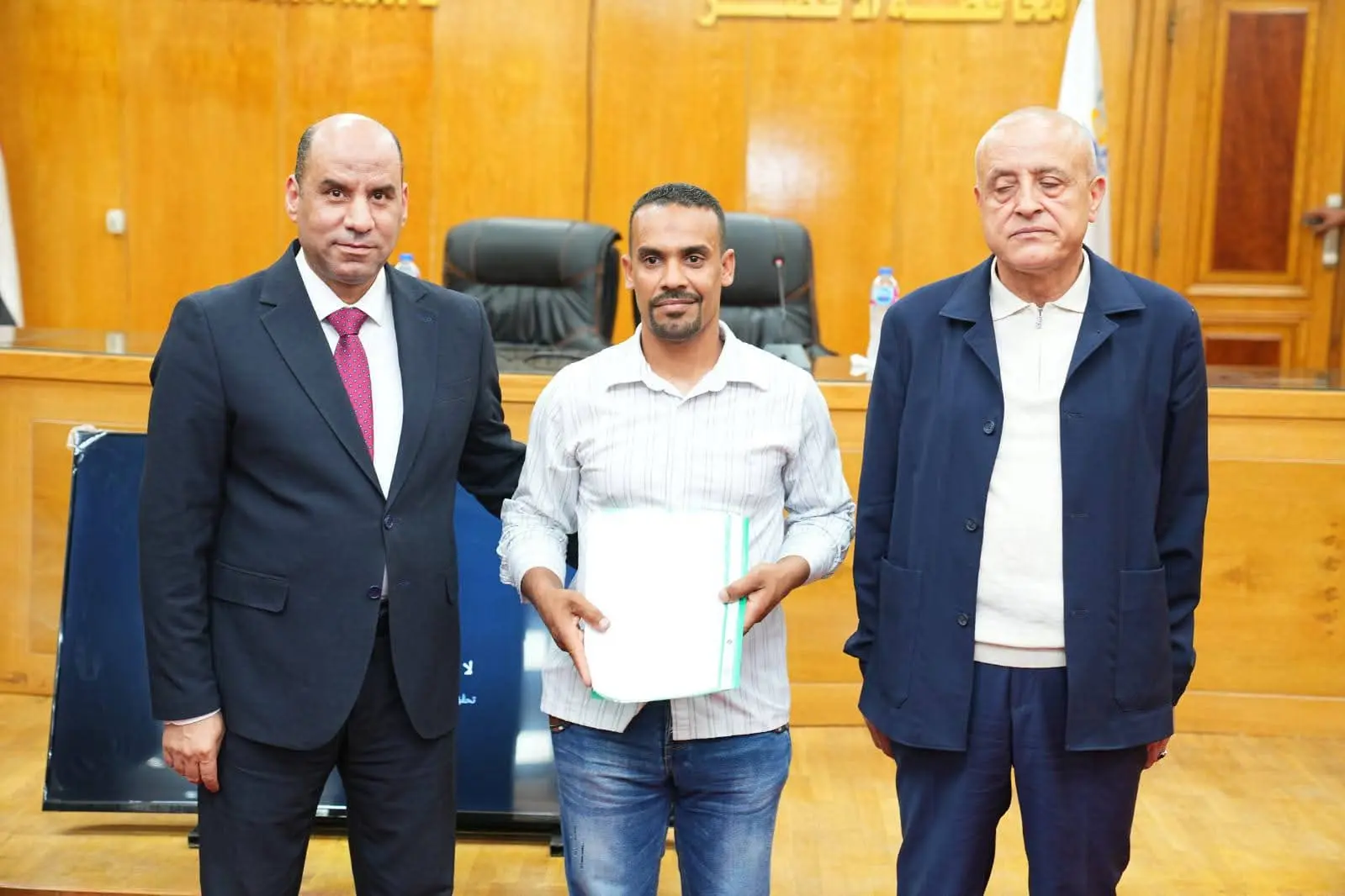 وزير العمل ومحافظ الأقصر يبحثان تعزيز التعاون في التدريب والتشغيل.. وتسليم عقود عمل للشباب وذوي الهمم - 1000621117
