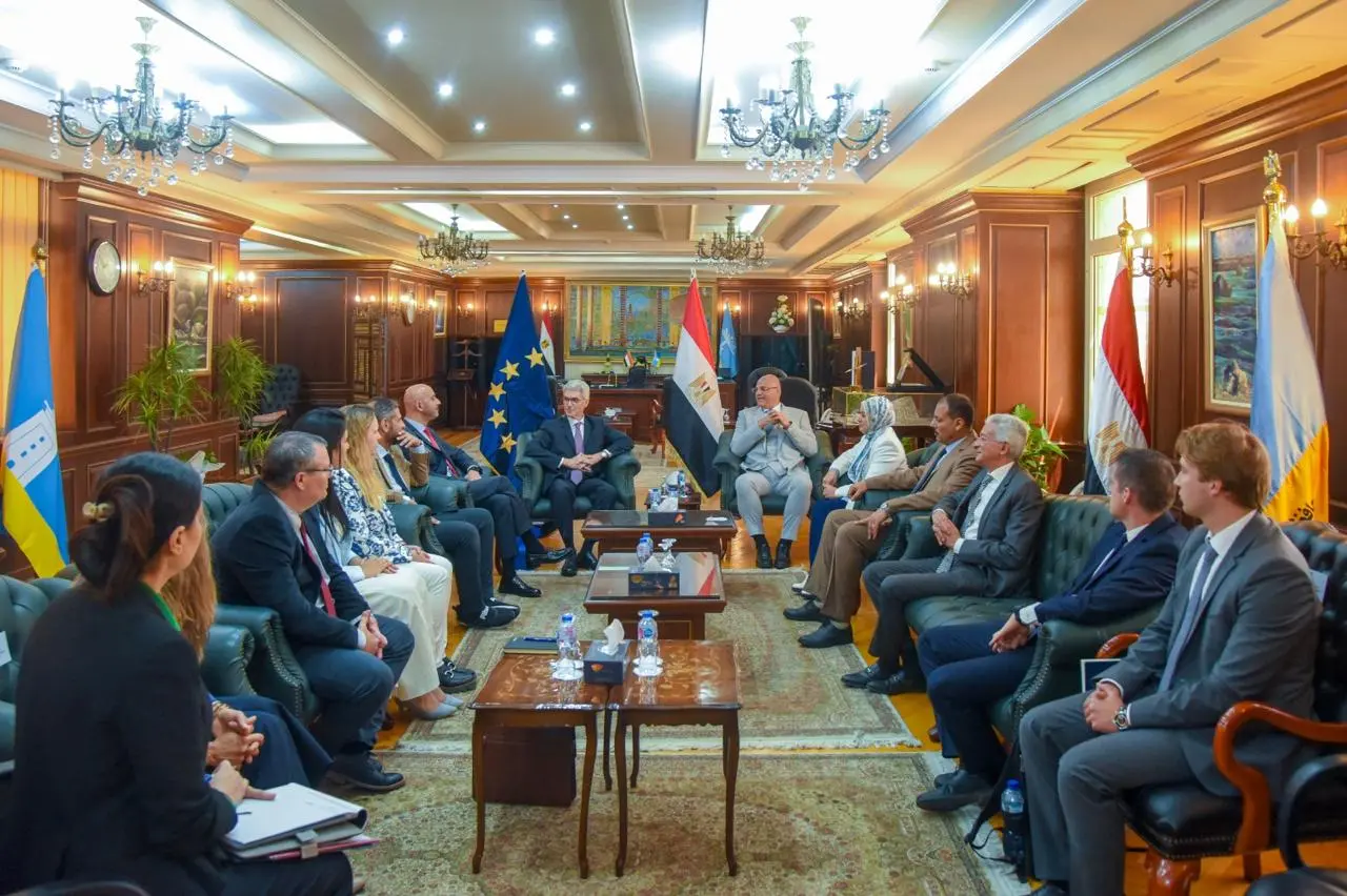 محافظ الإسكندرية يستقبل وفد الاتحاد الأوروبي لبحث تعزيز التعاون الاقتصادي والاستثماري - 1000621455