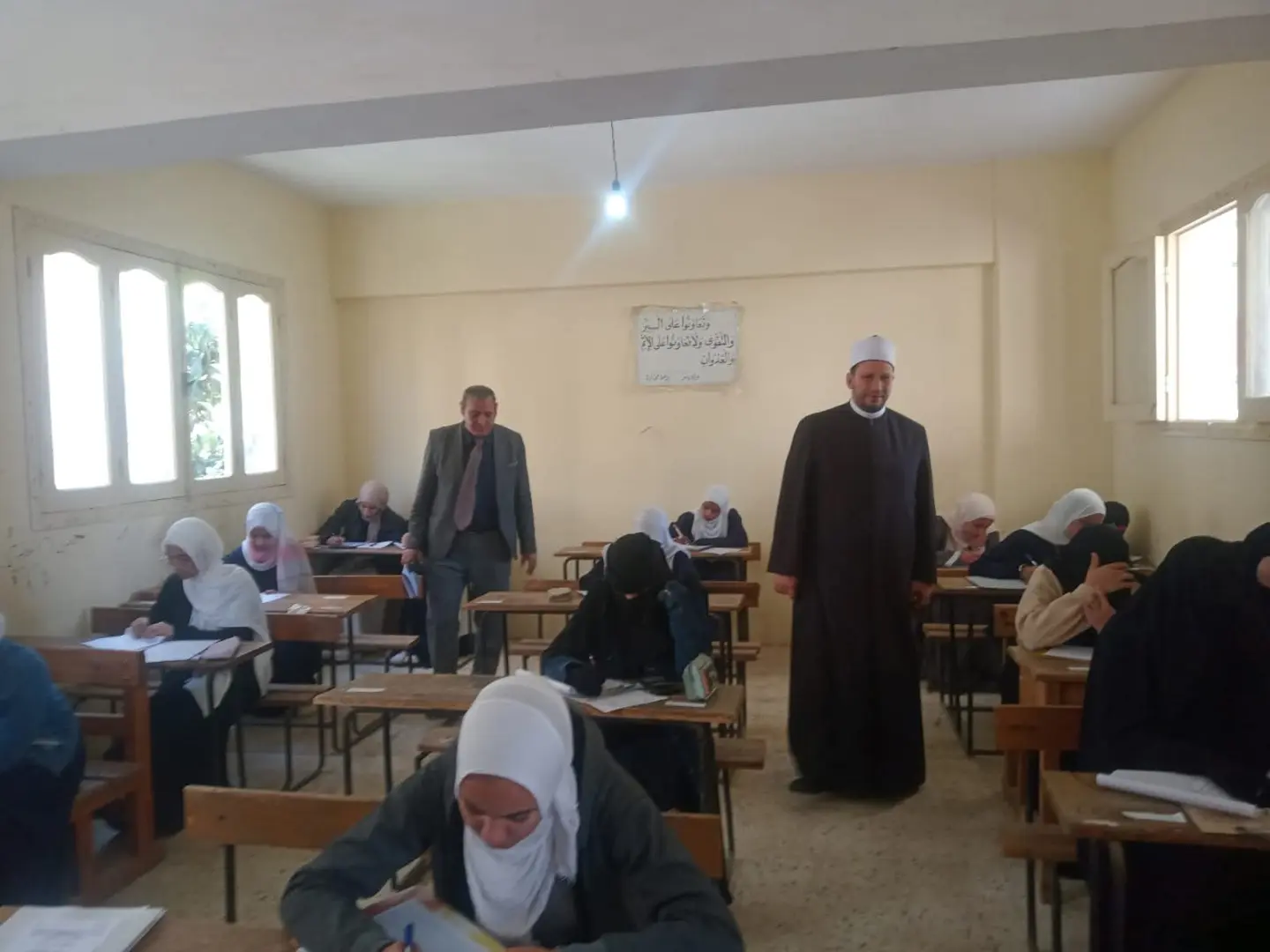 رئيس منطقة الإسكندرية الأزهرية يتابع انطلاق امتحانات النقل الثانوي بمعاهد العامرية - 1000621620