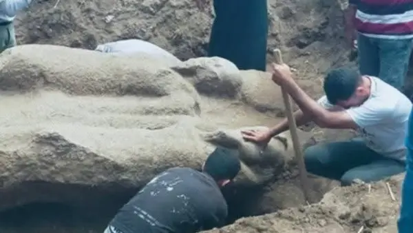 كنز في الحسينية.. العثور على تمثال جرانيتي يزن 5 أطنان بموقع "تل فرعون" بالشرقية - 1000622411