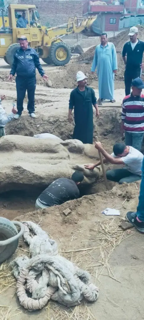 كنز في الحسينية.. العثور على تمثال جرانيتي يزن 5 أطنان بموقع "تل فرعون" بالشرقية
