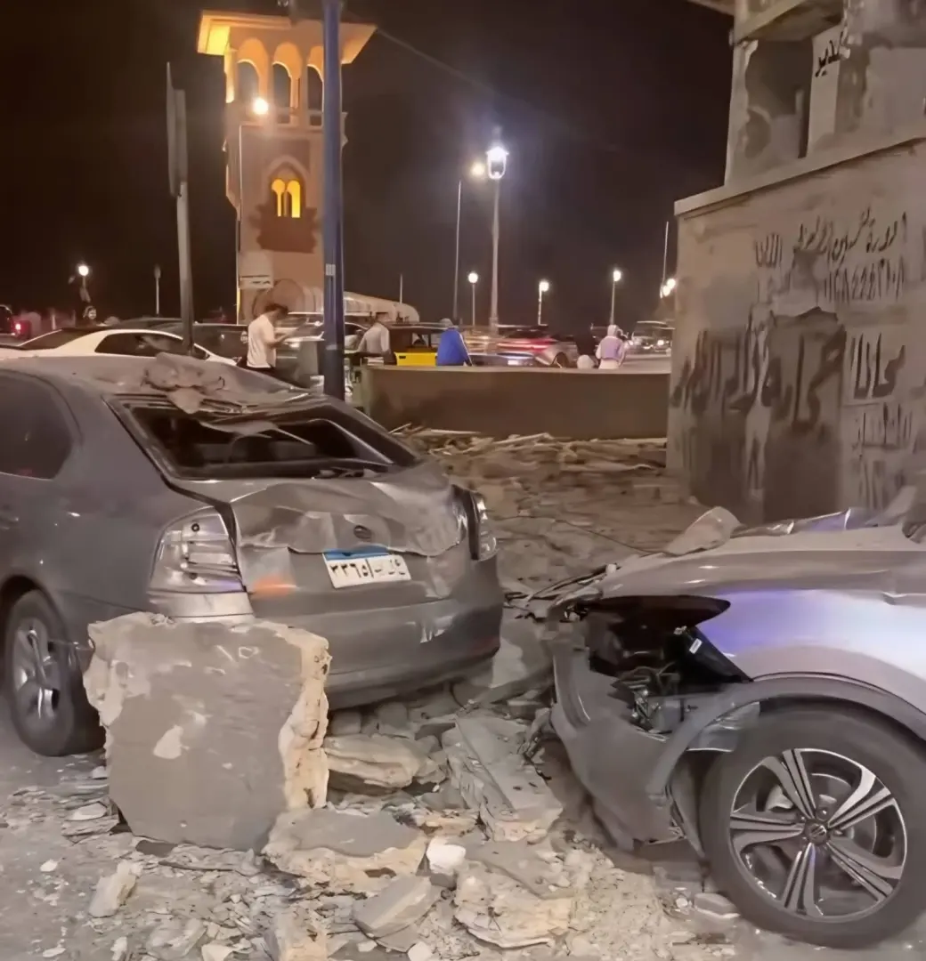 قرار هدم منذ 2015.. تفاصيل انهيار جزئي لعقار "كورنيش الإسكندرية" وتحطم سيارتين - 1000626052