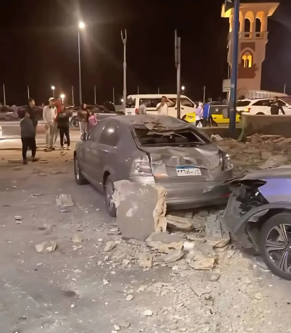 قرار هدم منذ 2015.. تفاصيل انهيار جزئي لعقار "كورنيش الإسكندرية" وتحطم سيارتين