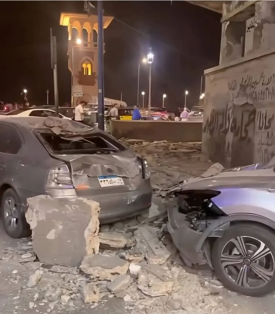 قرار هدم منذ 2015.. تفاصيل انهيار جزئي لعقار "كورنيش الإسكندرية" وتحطم سيارتين - 1000626055