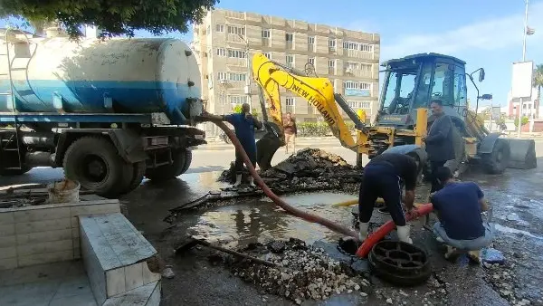 تحرك عاجل لإصلاح كسر خط مياه رئيسي أمام "التنظيم والإدارة" بكفر الشيخ - 1000626089
