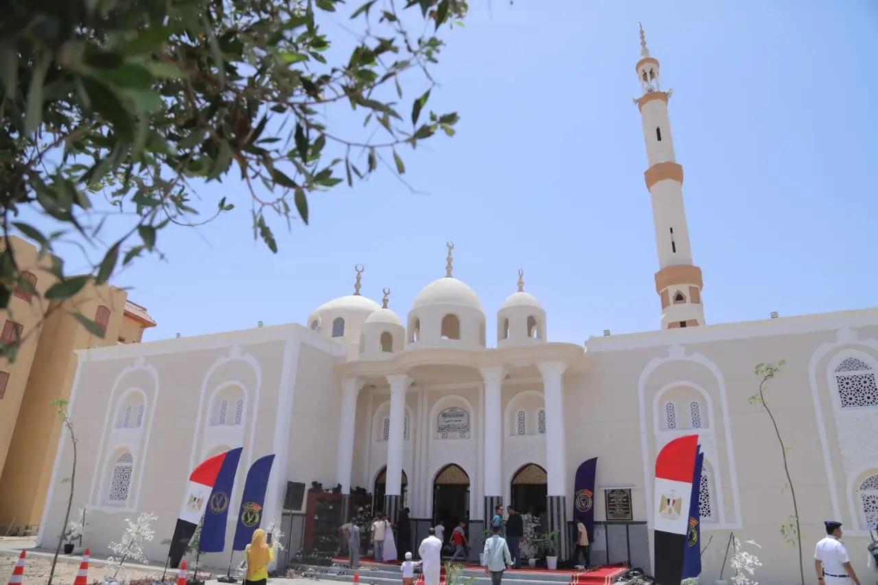 محافظ قنا يفتتح مسجد الشهيد المقدم أحمد عبد الفتاح جمعة - 1000630415