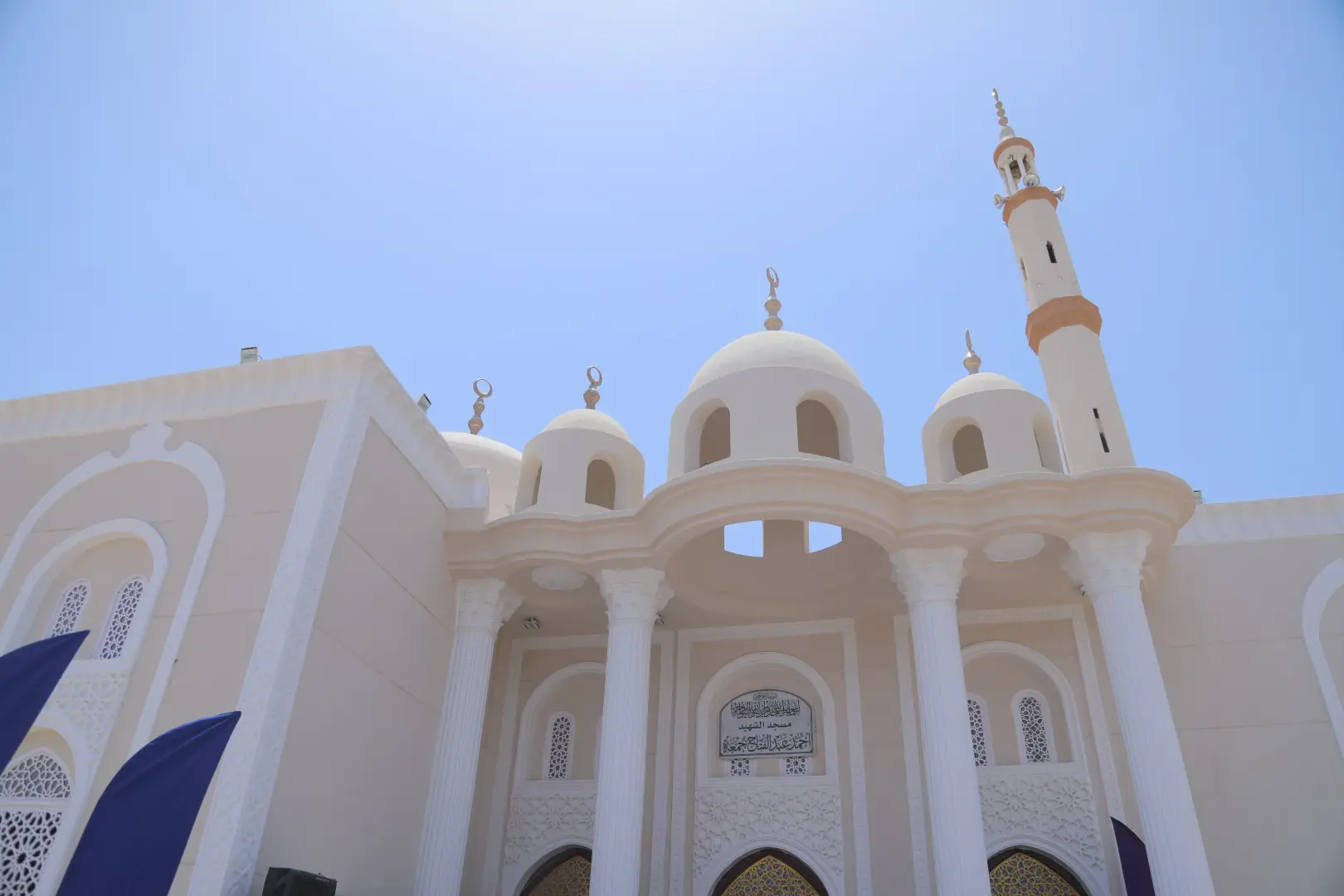 محافظ قنا يفتتح مسجد الشهيد المقدم أحمد عبد الفتاح جمعة - 1000630555