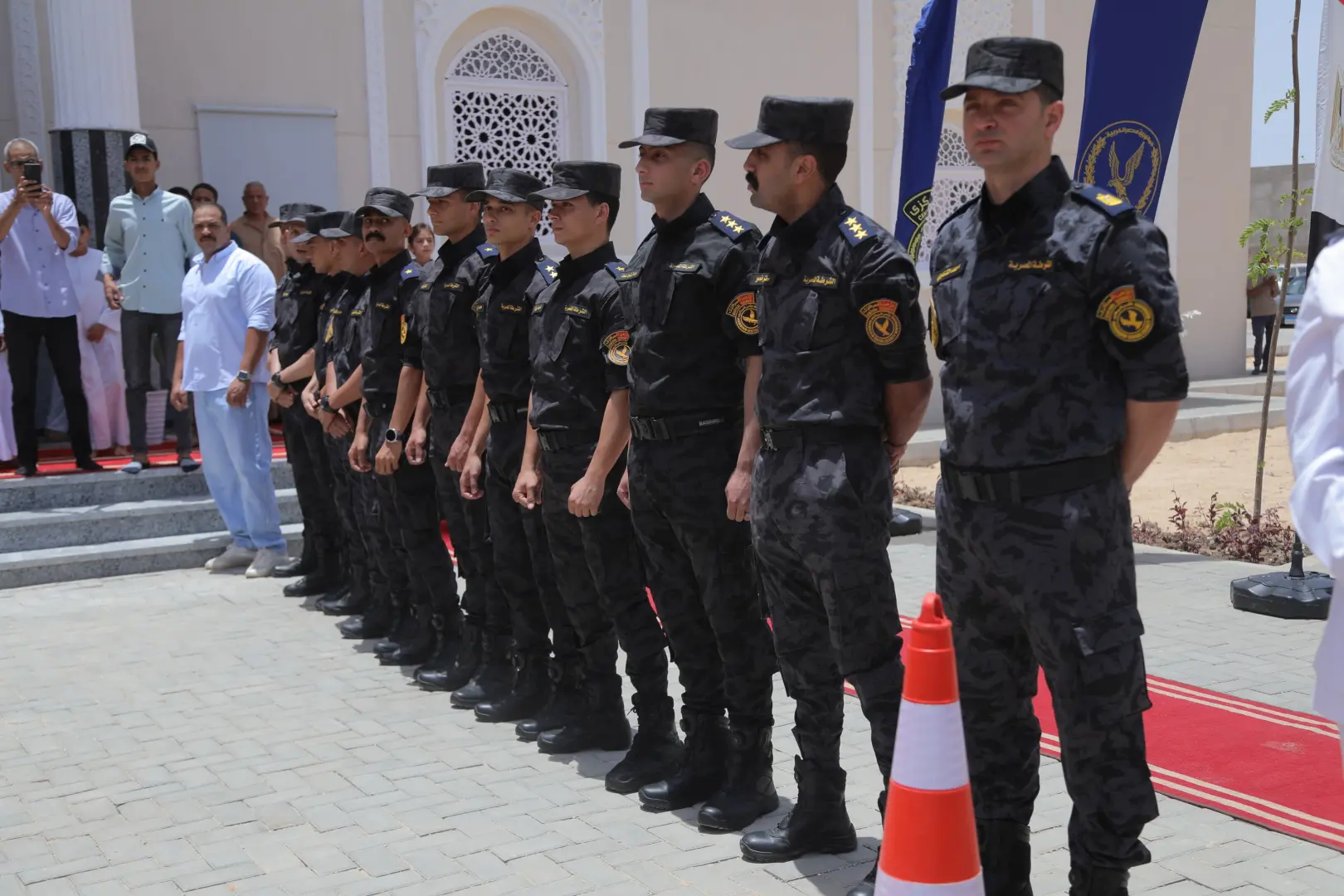 محافظ قنا يفتتح مسجد الشهيد المقدم أحمد عبد الفتاح جمعة - 1000630556