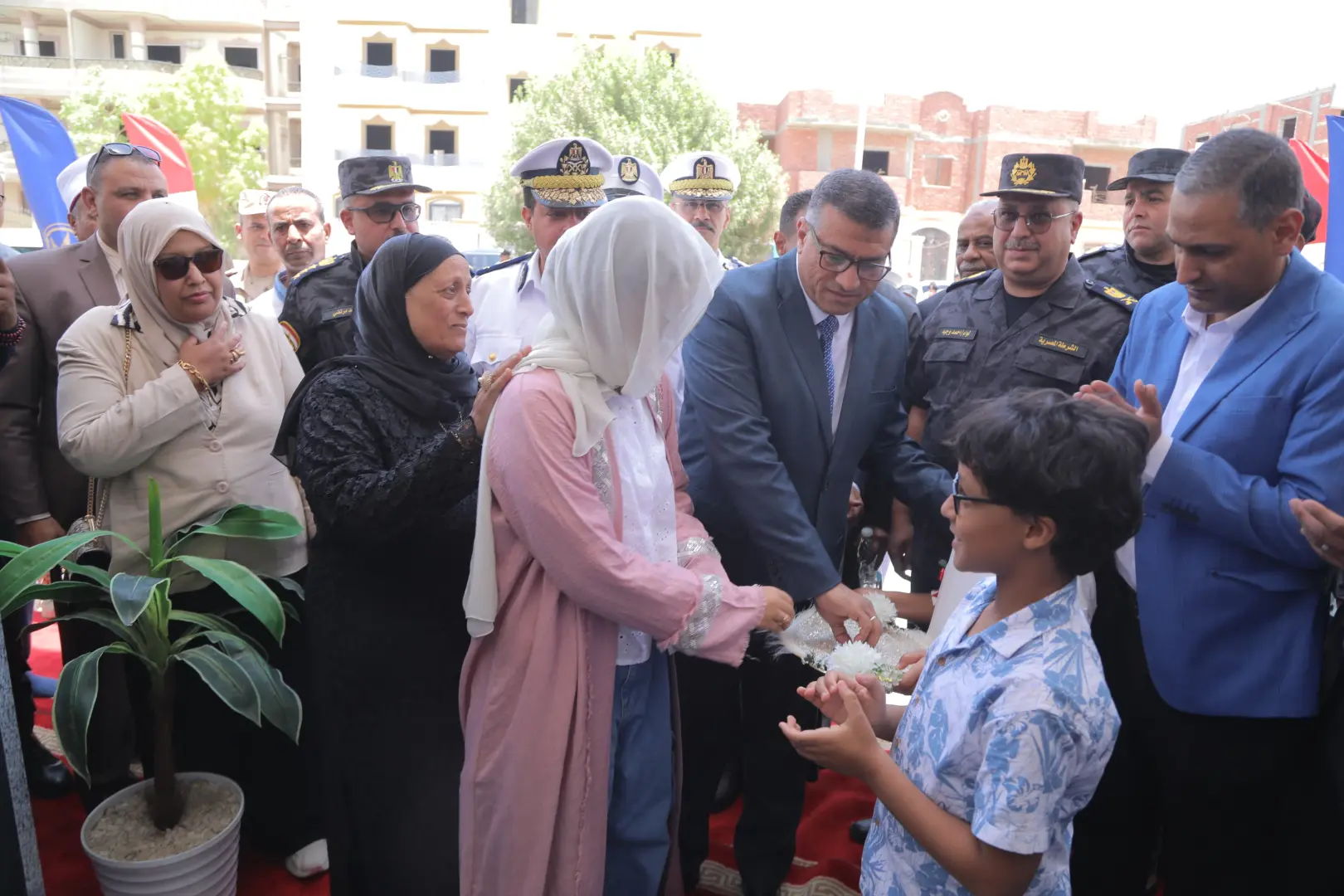 محافظ قنا يفتتح مسجد الشهيد المقدم أحمد عبد الفتاح جمعة - 1000630560