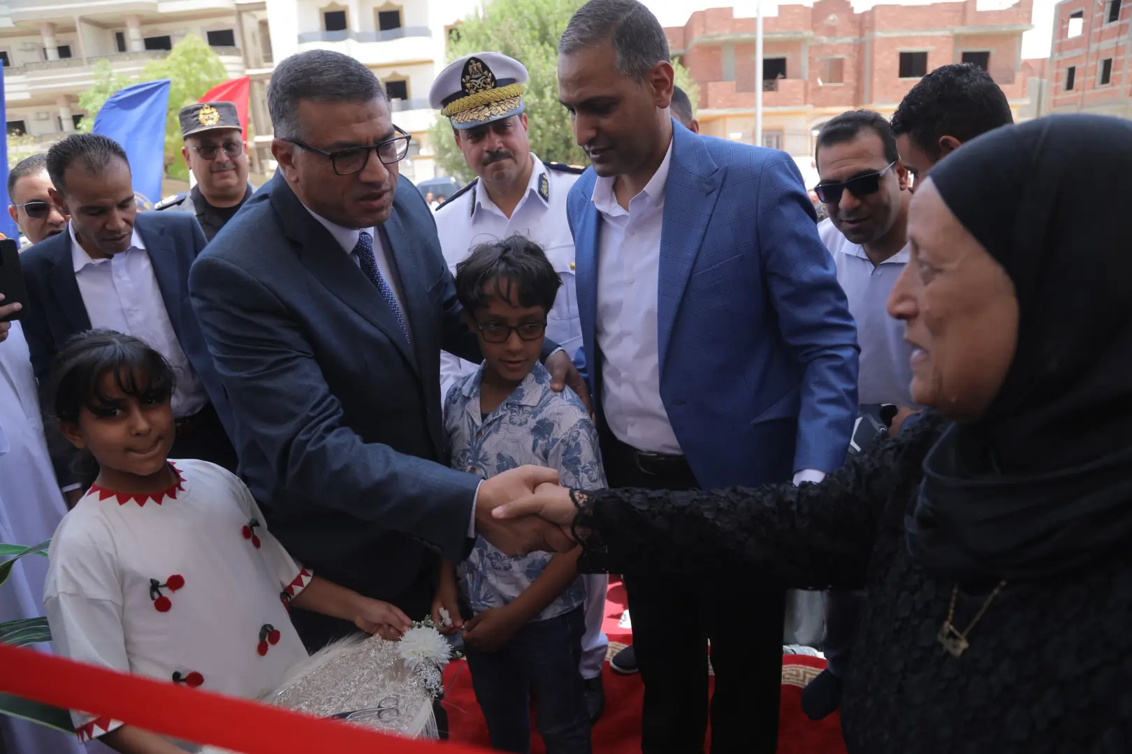 محافظ قنا يفتتح مسجد الشهيد المقدم أحمد عبد الفتاح جمعة - 1000630568