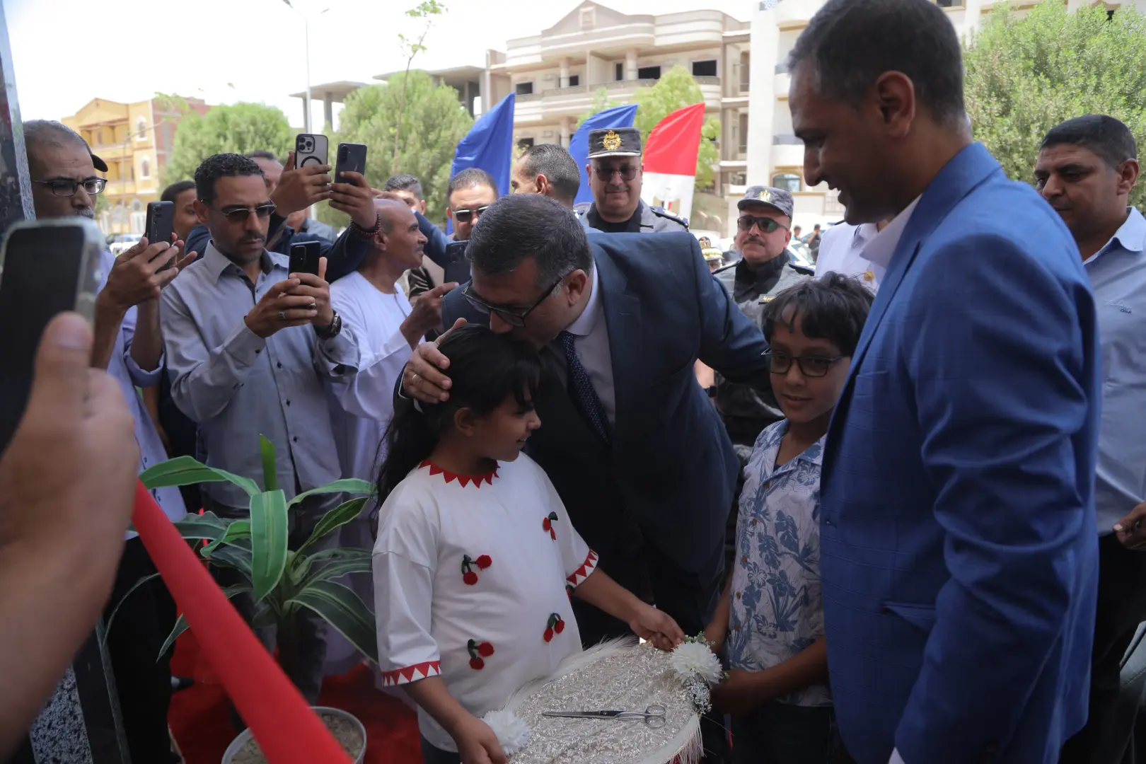 محافظ قنا يفتتح مسجد الشهيد المقدم أحمد عبد الفتاح جمعة - 1000630573
