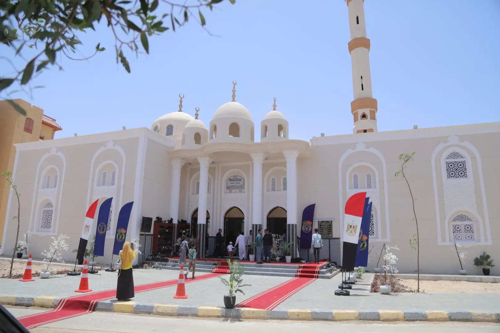 محافظ قنا يفتتح مسجد الشهيد المقدم أحمد عبد الفتاح جمعة - 1000630582
