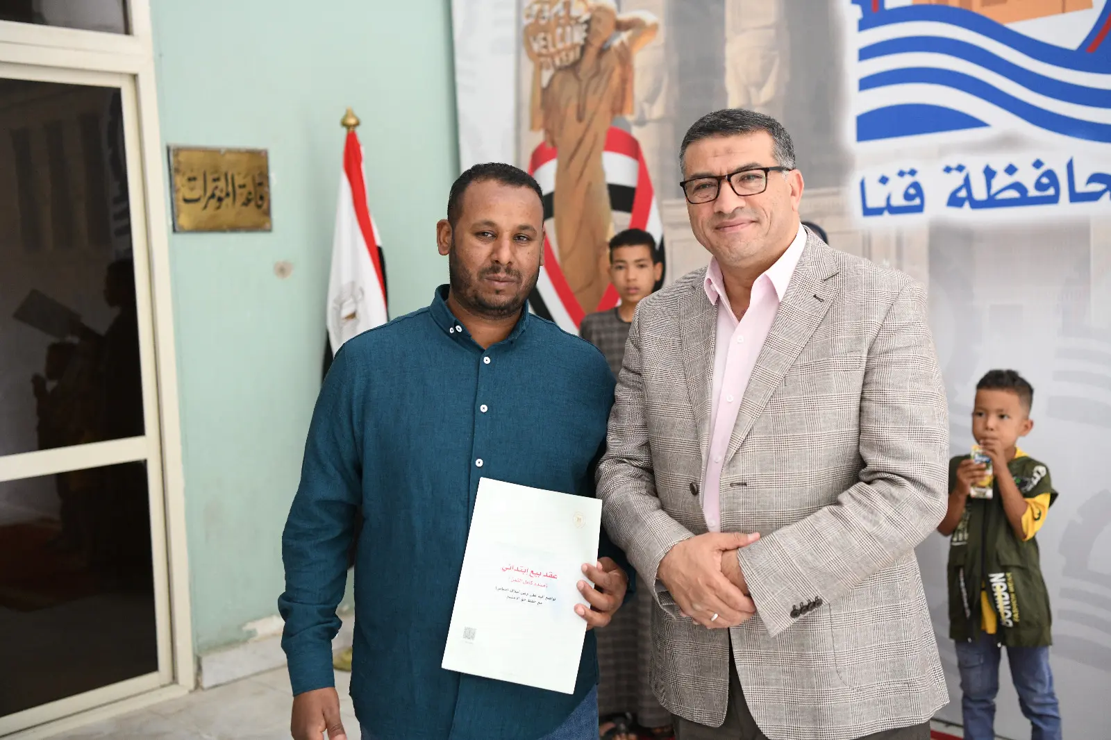 محافظ قنا يسلم عقود تقنين جديدة لواضعي اليد ويوجه بتسهيل الإجراءات للمواطنين الجادين - 1000632552