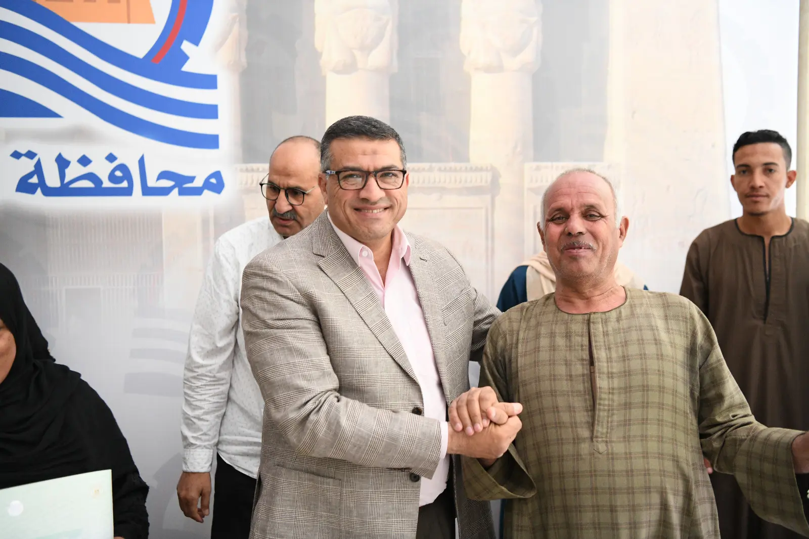 محافظ قنا يسلم عقود تقنين جديدة لواضعي اليد ويوجه بتسهيل الإجراءات للمواطنين الجادين - 1000632553