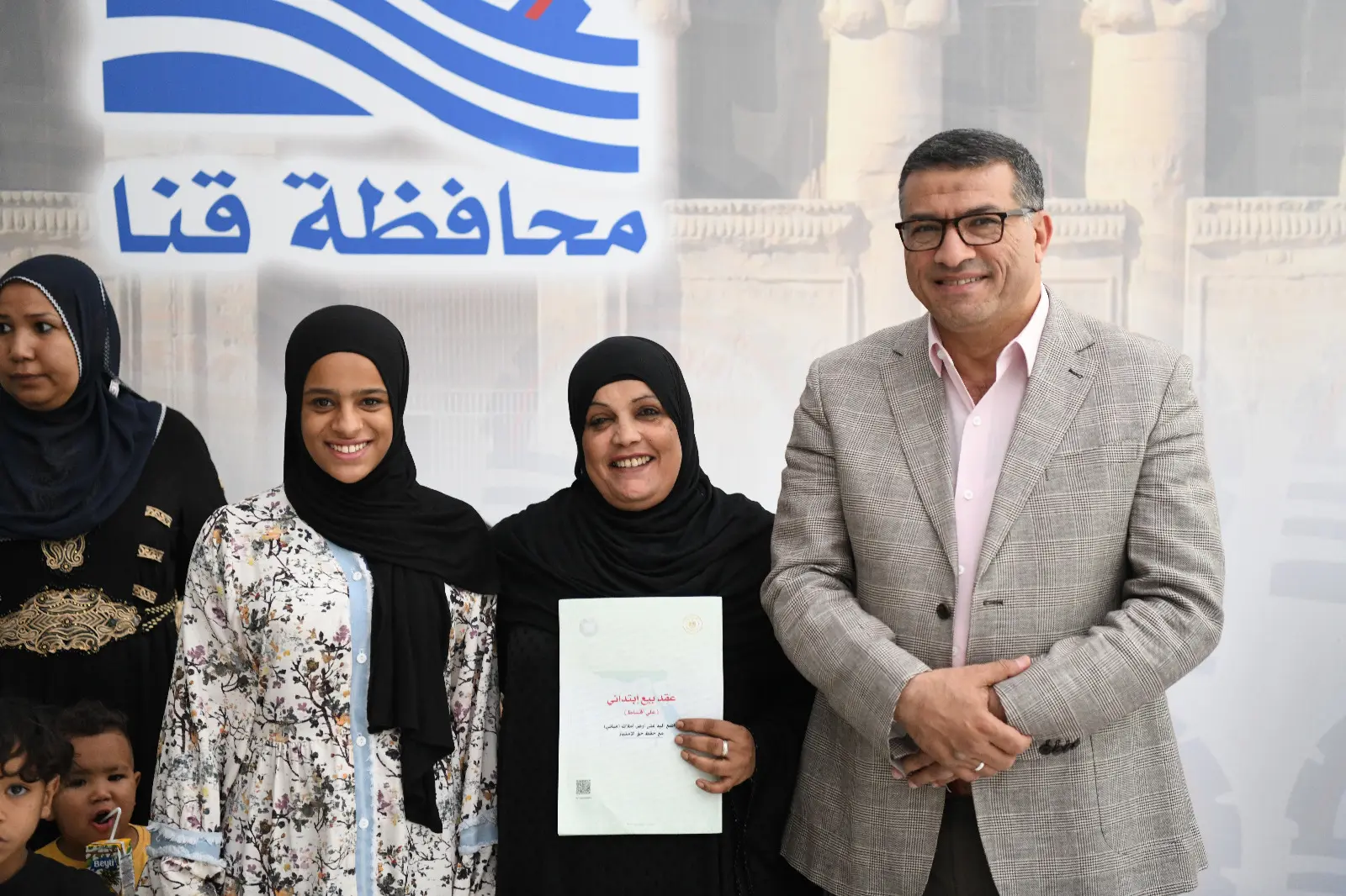 محافظ قنا يسلم عقود تقنين جديدة لواضعي اليد ويوجه بتسهيل الإجراءات للمواطنين الجادين - 1000632556