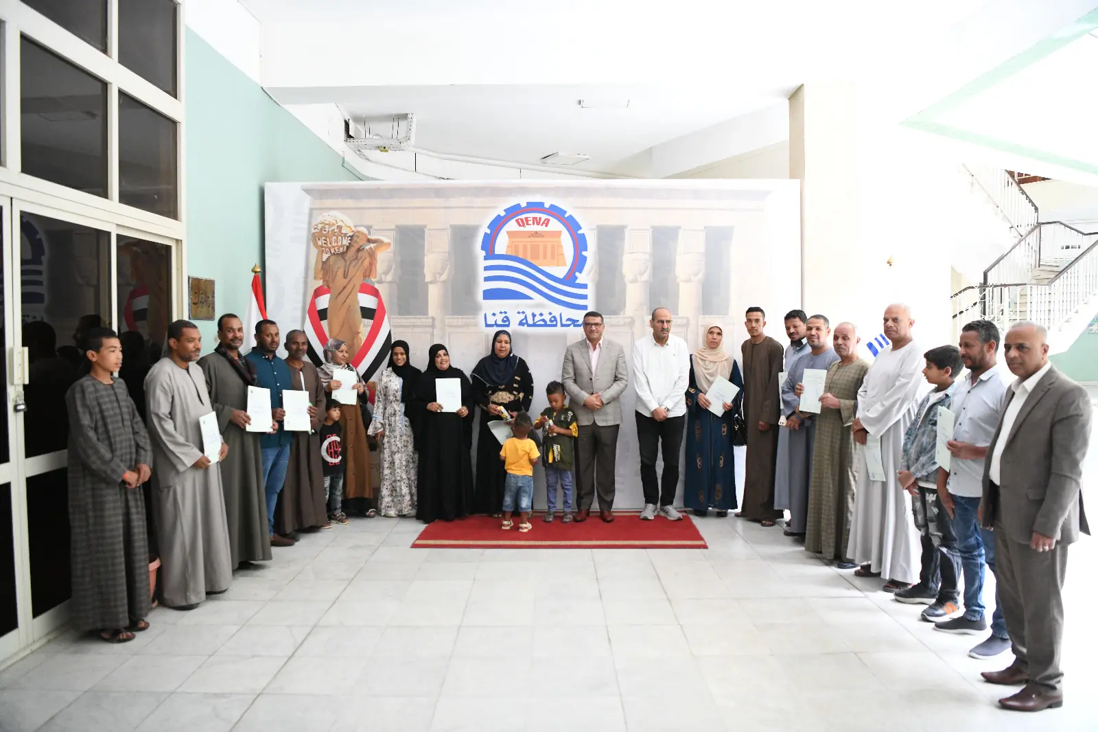 محافظ قنا يسلم عقود تقنين جديدة لواضعي اليد ويوجه بتسهيل الإجراءات للمواطنين الجادين