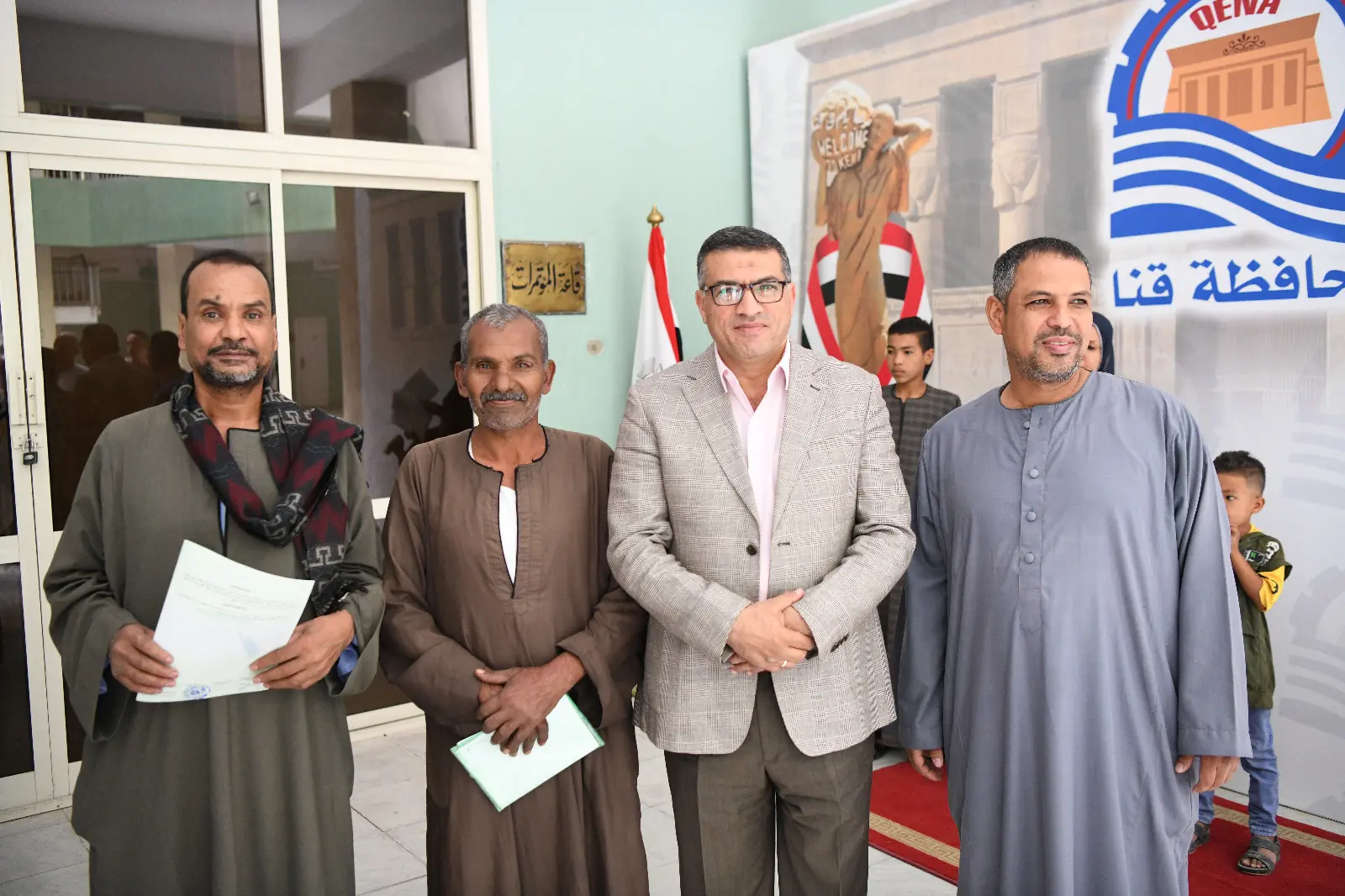 محافظ قنا يسلم عقود تقنين جديدة لواضعي اليد ويوجه بتسهيل الإجراءات للمواطنين الجادين - 1000632560