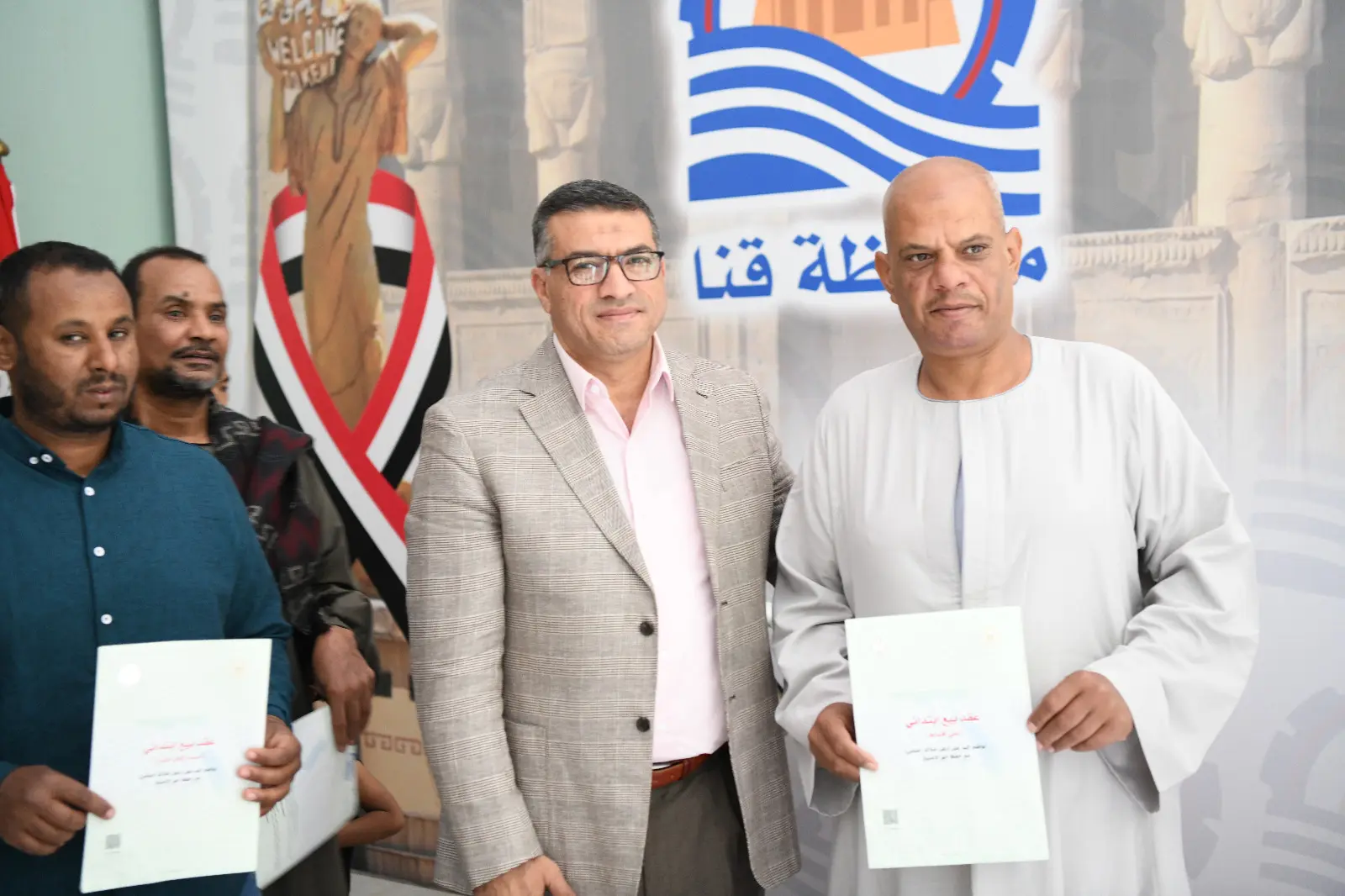 محافظ قنا يسلم عقود تقنين جديدة لواضعي اليد ويوجه بتسهيل الإجراءات للمواطنين الجادين - 1000632563